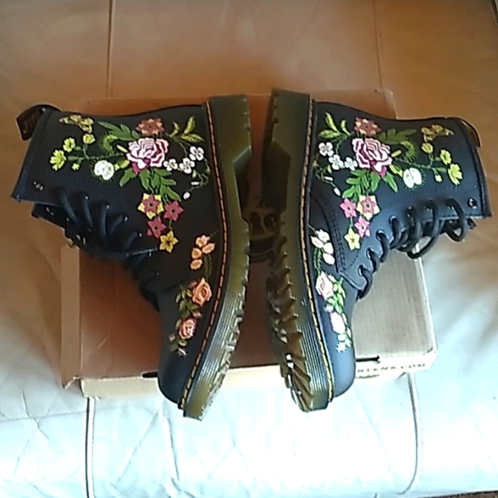 NIB Women's Dr. MARTENS Air Wair  black FLORAL Bloom K Hydro boots size 5 - Picture 5 of 10